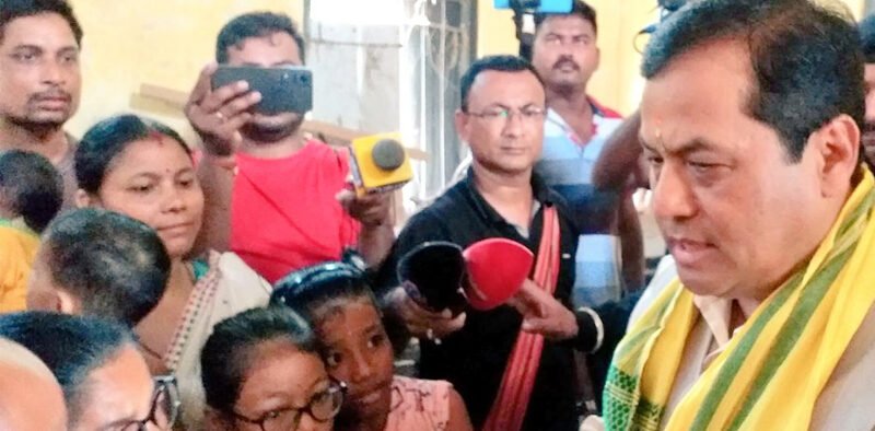 Sarbananda Sonowal visits the Flood Relief Camp at Nagaon, Assam » Kamal Sandesh