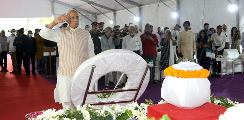 Raksha Mantri pays glowing tributes to Indian National Army veteran Major Ishwar Lal Singh » Kamal Sandesh