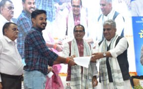 Bhupender Yadav presents offer letters and e-labor cards to candidates and workers » Kamal Sandesh