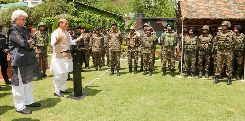 Raksha Mantri visits Army Base Camp in Rajouri, J&K » Kamal Sandesh